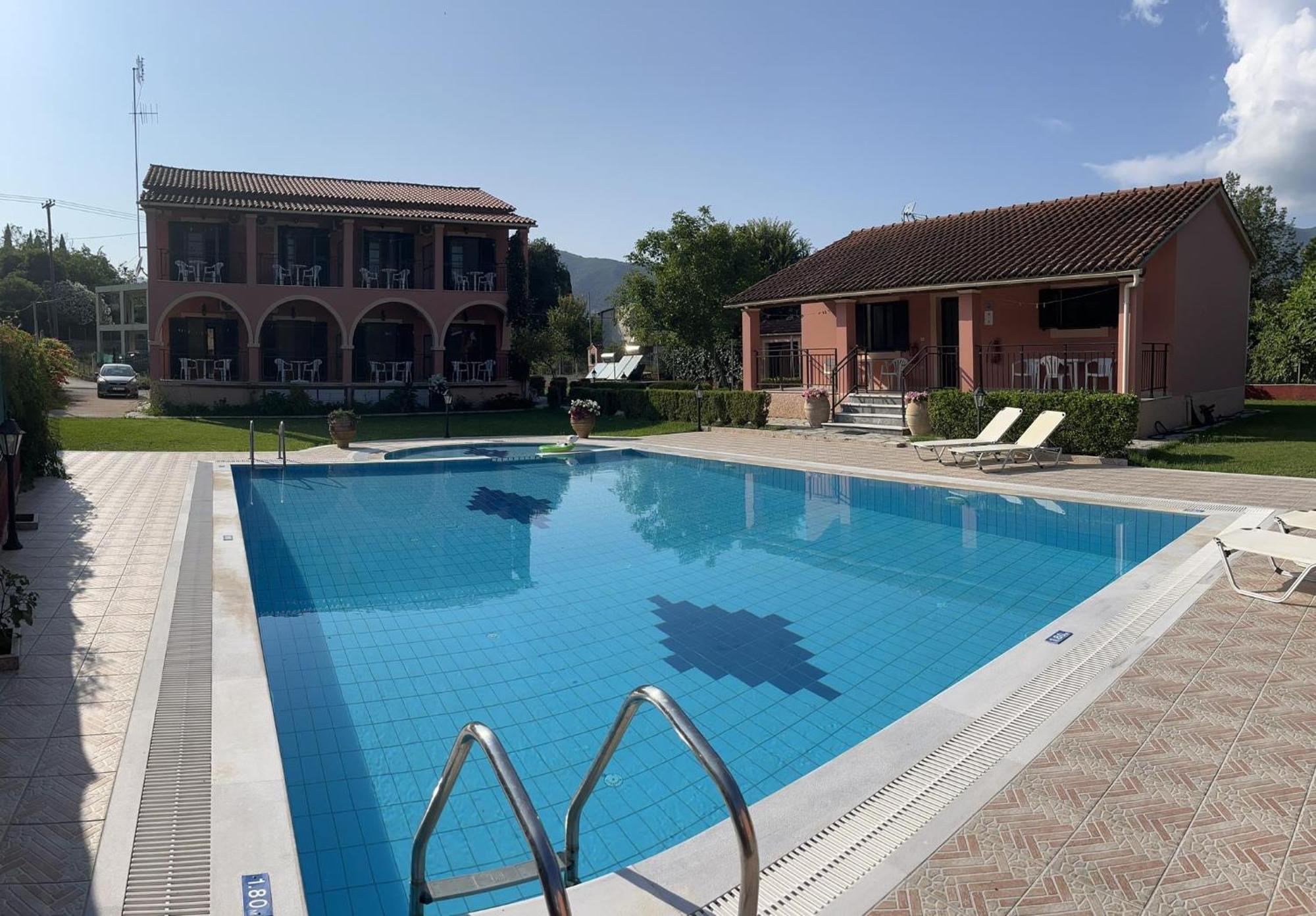 Gregory-Vassilis Apartments Дассия Экстерьер фото